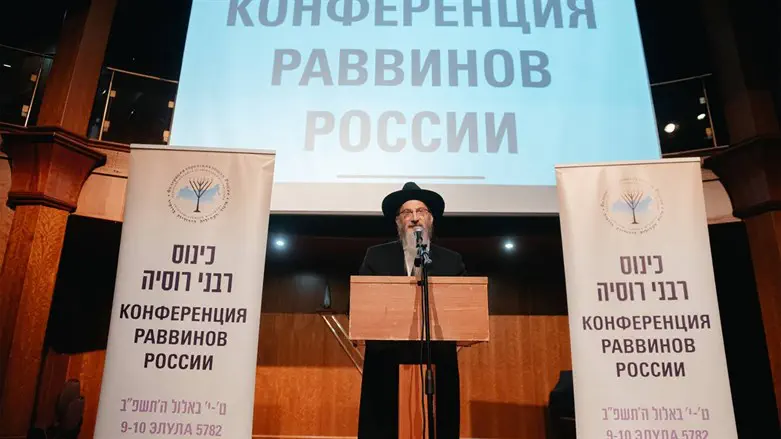 Rabbi Berel Lazar delivers a speech during a gathering of rabbis in Moscow