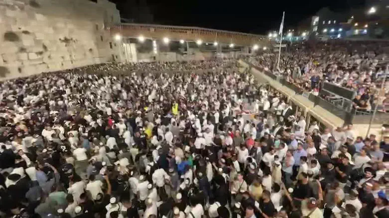 Более 20 000 человек на площади у Западной Стены