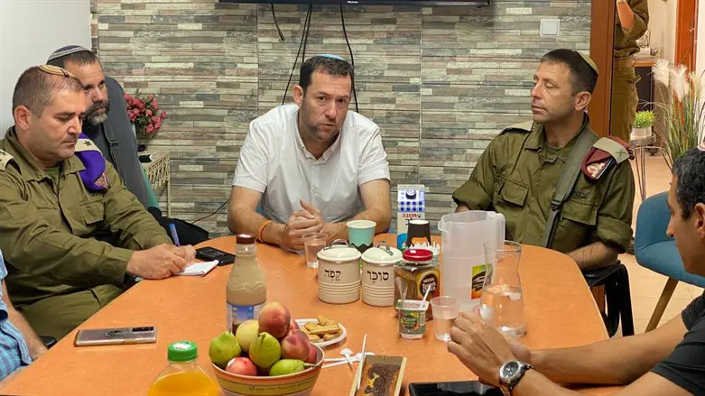 הפגישה ביום שישי אחרי הפיגוע