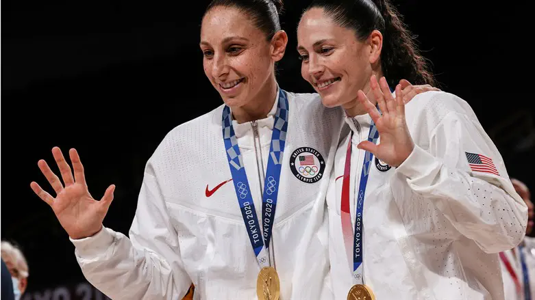 Diana Taurasi (L) and Bird (R) after beating Japan during the Tokyo 2020 Olympic