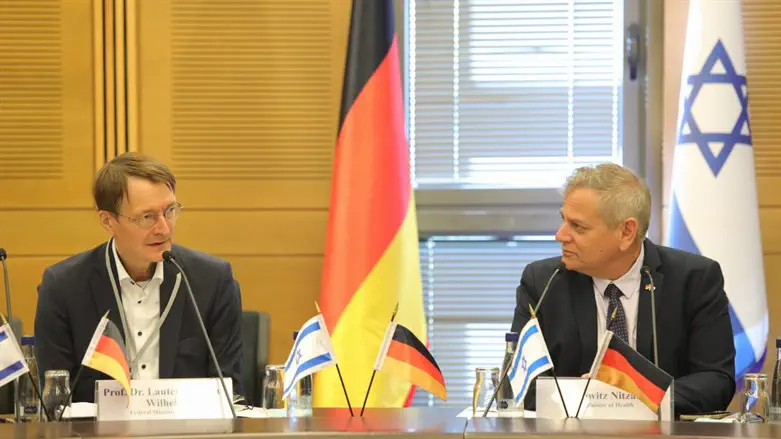 השרים קארל לאוטרבך וניצן הורוביץ בחתימת ההסכם