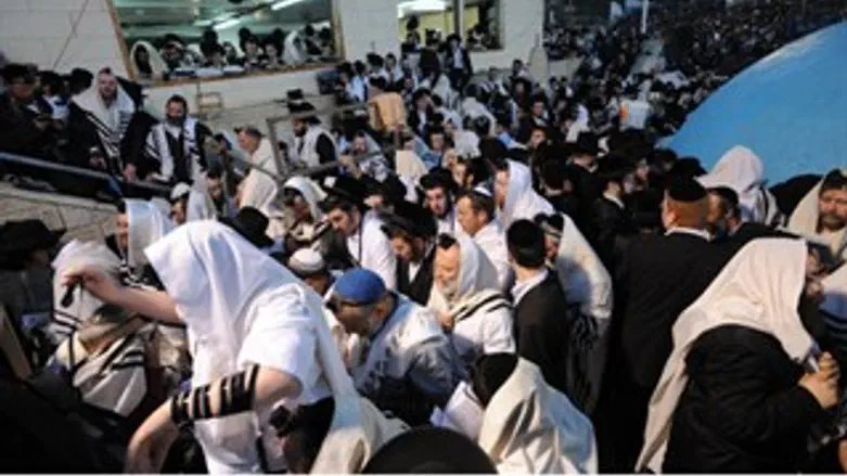 מתפללים על קבר הרשב"י. הבוקר