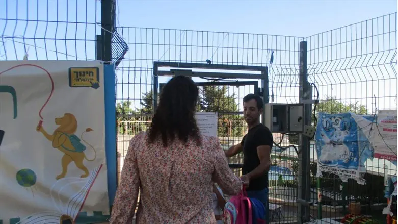 פעילות מפלגת נעם בכניסה למוסדות חינוך