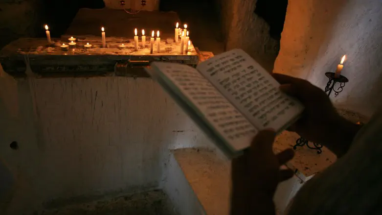תפילה והדלקת נרות בקברי צדיקים. אילוסטרציה