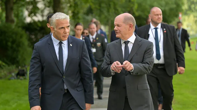 Yair Lapid with German chancellor Olaf Scholtz