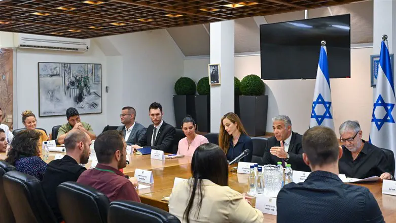 לפיד במהלך המפגש עם נציגי הלהט"ב