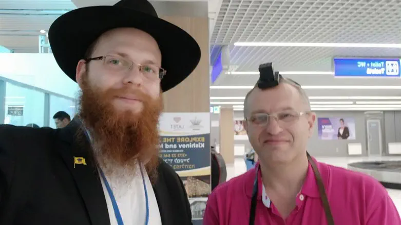 הרב שמואל זלמנוב בדוכן חב"ד בקישינב