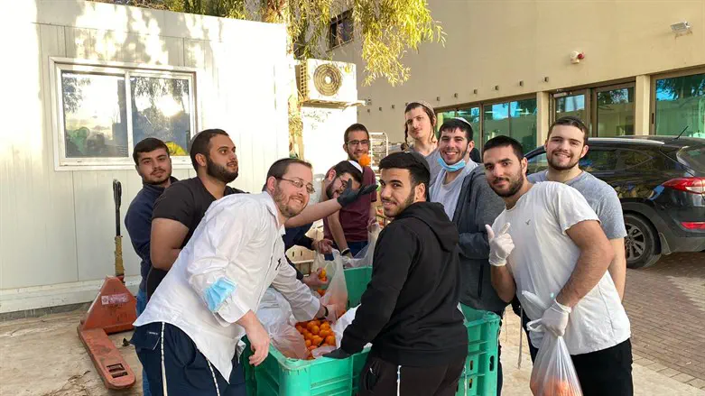 תלמידים אורזים חבילות מזון