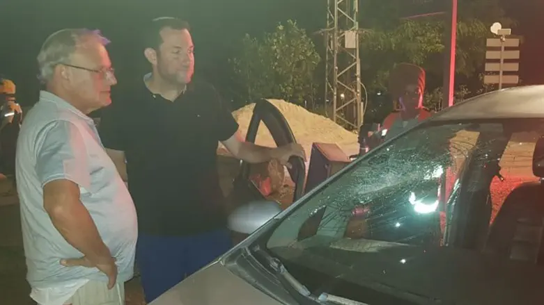 יוסי דגן עם הרכב שנרגם באבנים ליד רבבה
