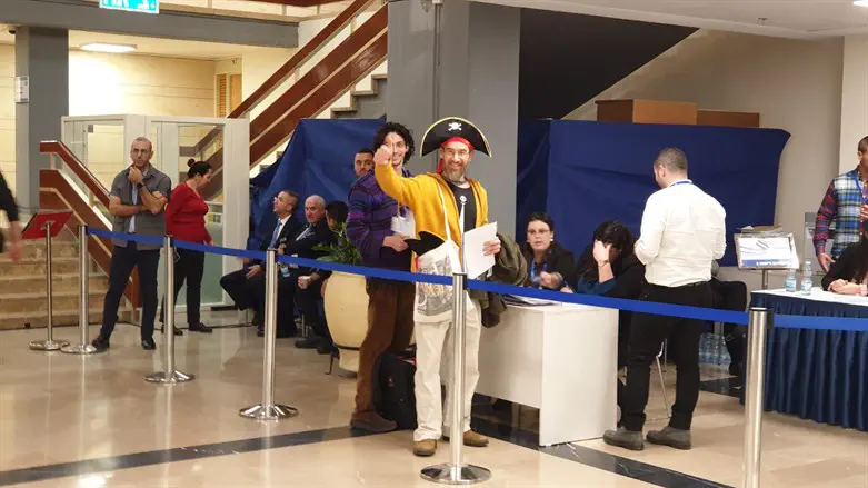 ירוצו גם הפעם. נציגי מפלגת הפיראטים בועדת הבחירות