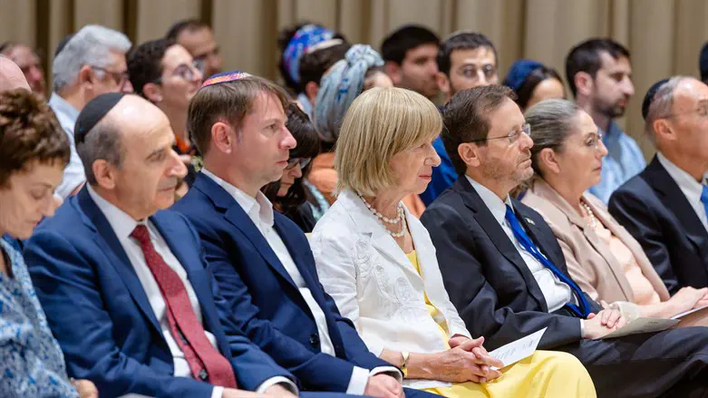 Lady Elaine Sacks (center in yellow) with Pres. Isaac Herzog and Michal Herzog