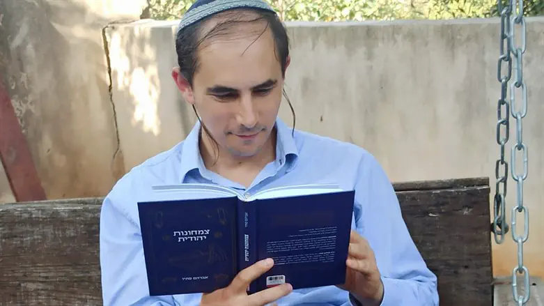 הרב סתיו עם ספרו החדש