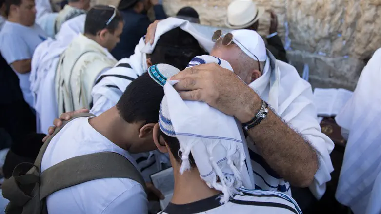 ברכת הבנים מבטלת את קללות ימי החול. אילוסטרציה