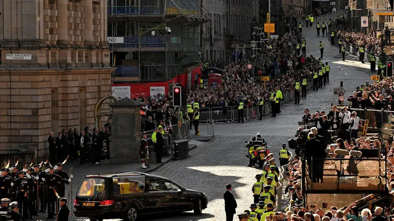 "בזכות האבל העמוק שלנו אנו מבינים למה אהבנו אותה כל כך". מסע הלוויה של המלכה