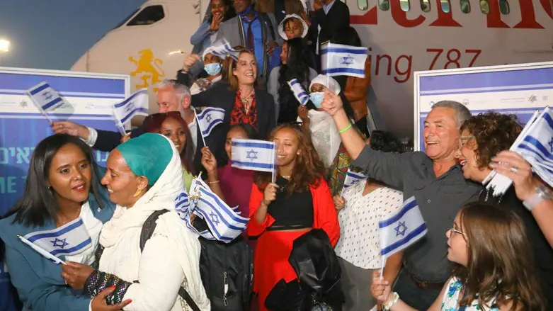 העולים נוחתים בישראל