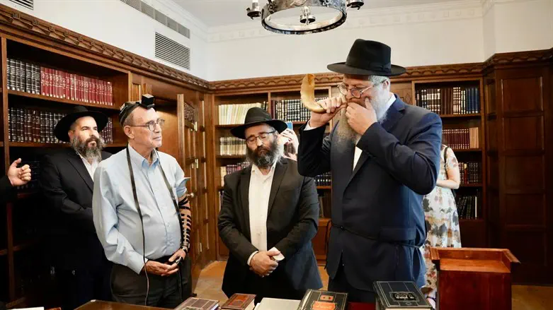 השר שי מניח תפילין בכפר חב"ד