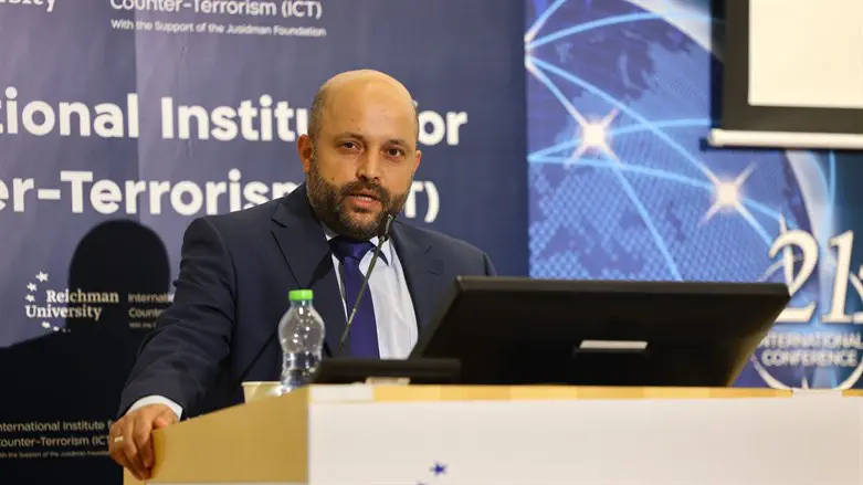 Eyal Hulata