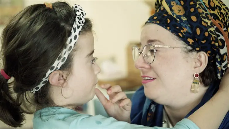 מתוך הסרט 'ידיים מלאות'