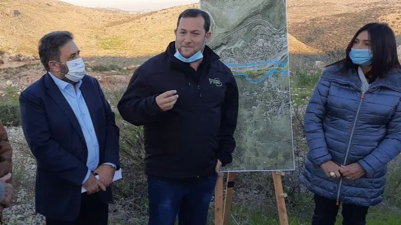 ראש מועצת שומרון יוסי דגן ושרת התחבורה לשעבר מירי רגב על תוואי עוקף לובאן