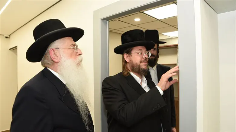 קביעת מזוזות במשרדי המבשר