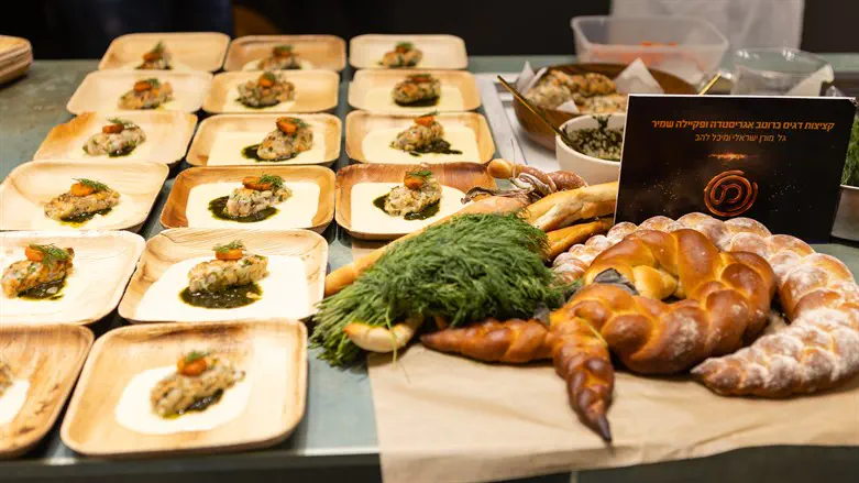 קציצות דג ברוטב אגריסטדה עם פקיילה של שמיר