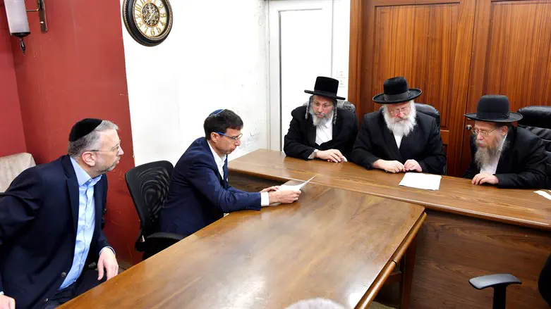 מעמד חתימת שטר פרוזבול של בנק לאומי אצל רבני העיר בני ברק