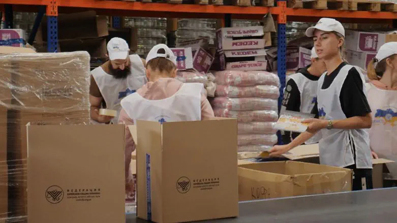 אורזים את החבילות ליהודי אוקראינה