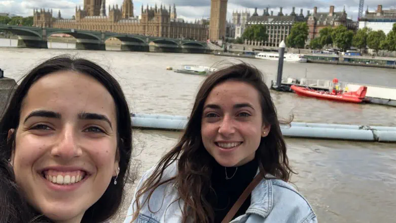 בנות השירות שהשתתפו בפרידה הציבורית מהמלכה