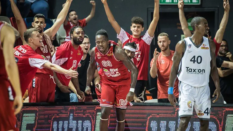 ג'ייקובן בראון חוגג הערב עם האוהדים מול העולה החדשה