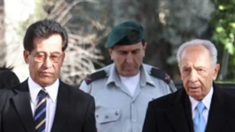 אחד התיירים. נשיא נאורו בבית הנשיא