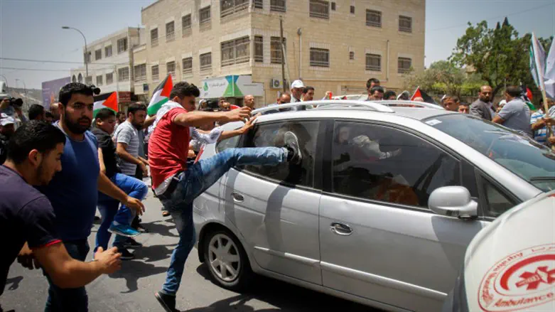 Mob of Arab terrorists attack Jewish driver in Hawara