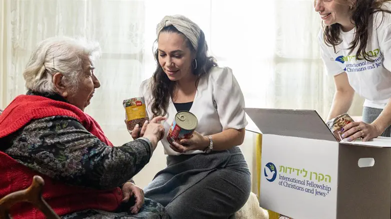 Yael Eckstein delivering food for the holidays