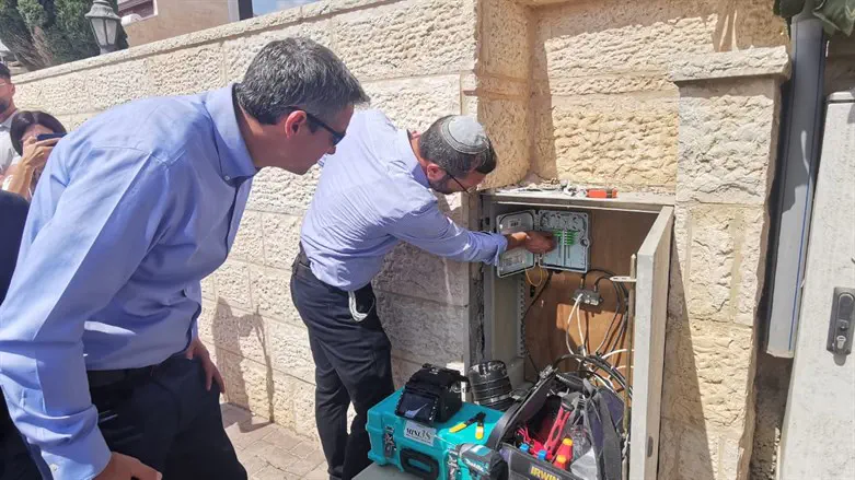 יועז הנדל וישראל גנץ השיקו את האינטרנט המהיר ביישוב אדם