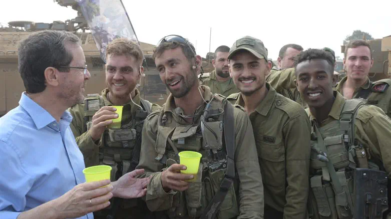 יצחק הרצוג בהרמת כוסית עם החיילים