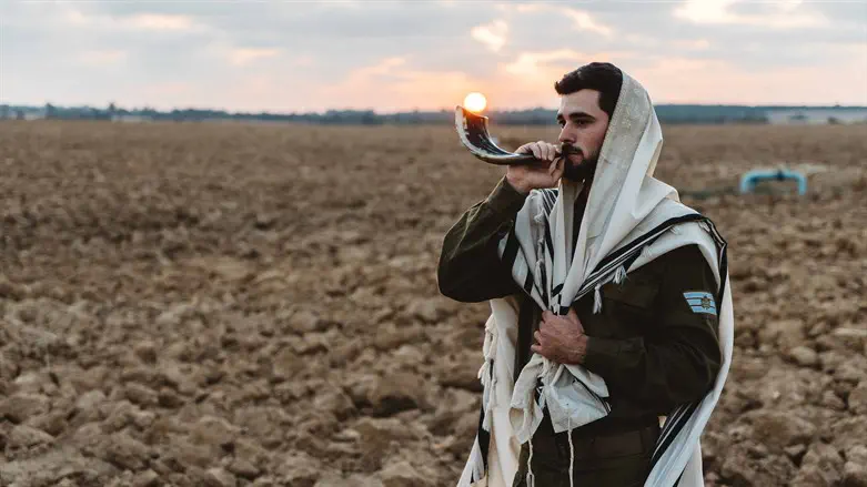 חייל תוקע בשופר