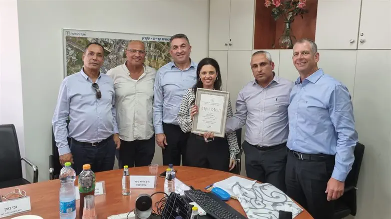 הולכים יד ביד