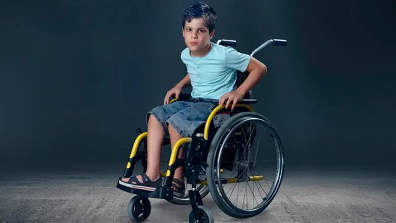 ילד בכסא גלגלים