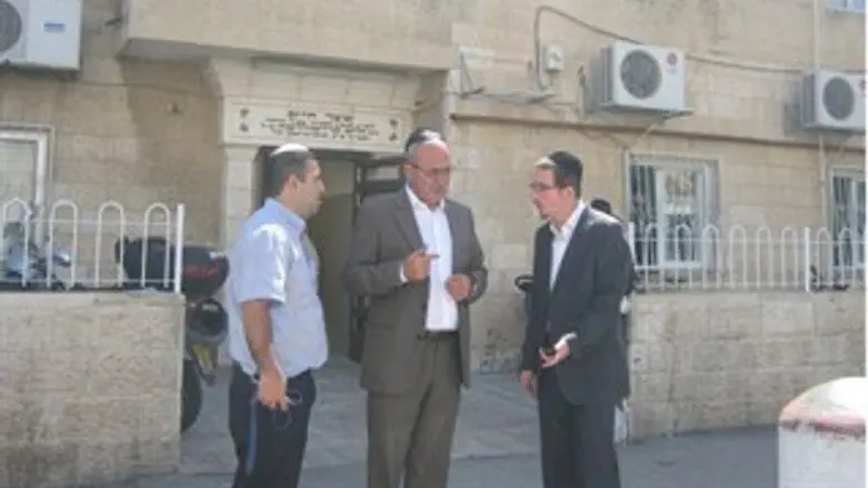 בן סימון מבקר בישיבת מיר