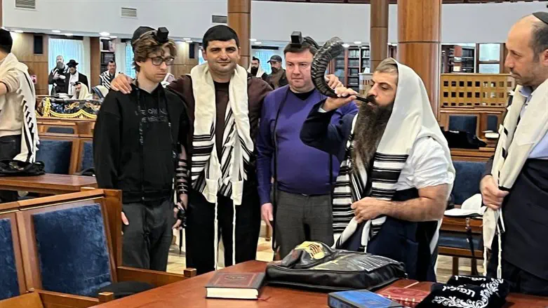 מעורר את נשמותיהם שלהם - ושלנו