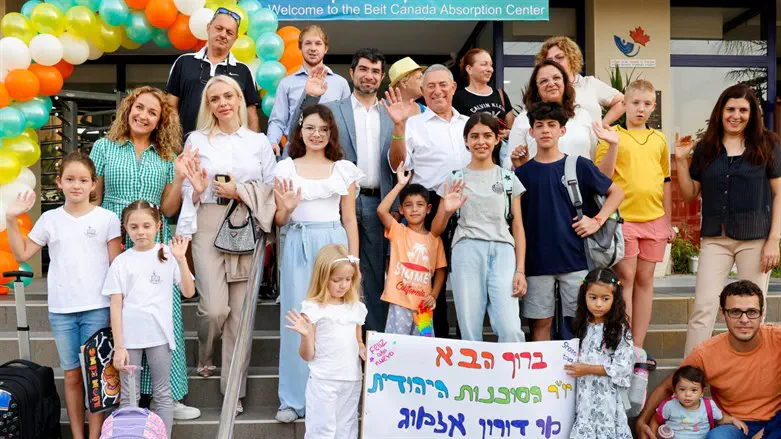 Jewish Agency Chairman Maj. Gen. (Res.) Doron Almog with new immigrants