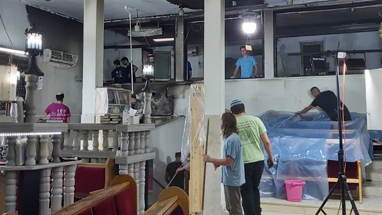 משפצים את בית הכנסת ברית שלום בנוף הגליל