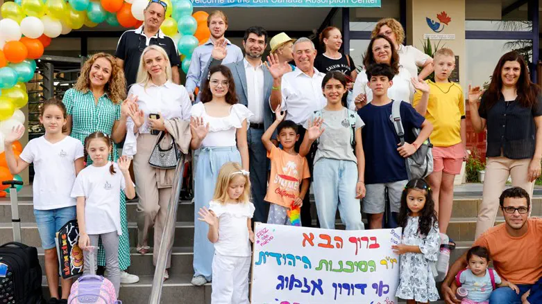Jewish Agency chairman Doron Almog with new immigrants