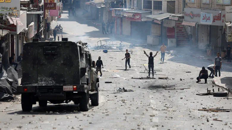Arabs rioting in Hevron