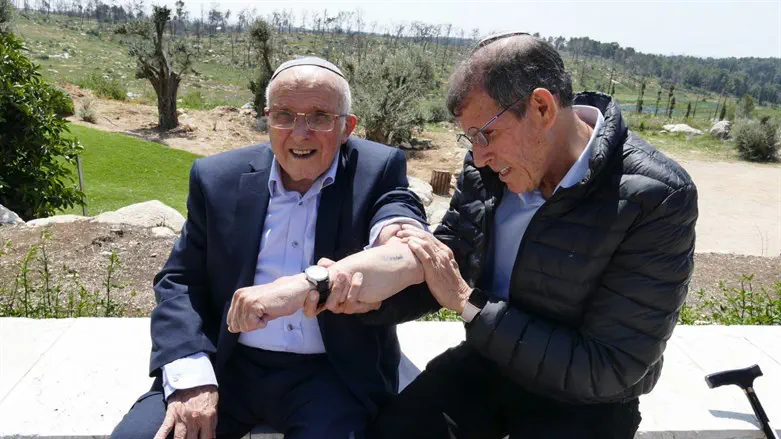 צבי איכנולד ובנו דובי