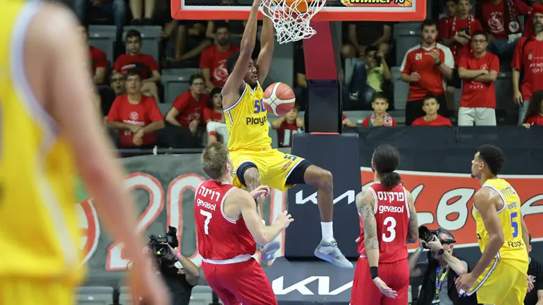 מכבי הערב מול גלבוע. שלטה מתחת לסלים