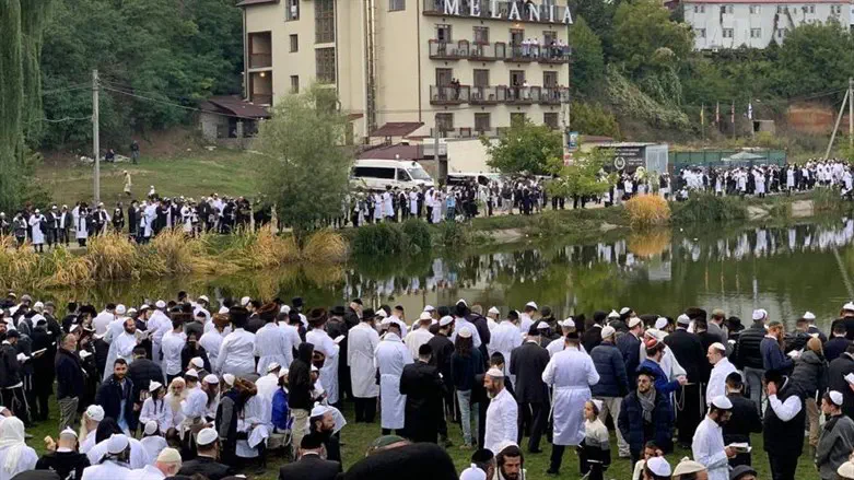 תשליך על גדות הנהר באומן