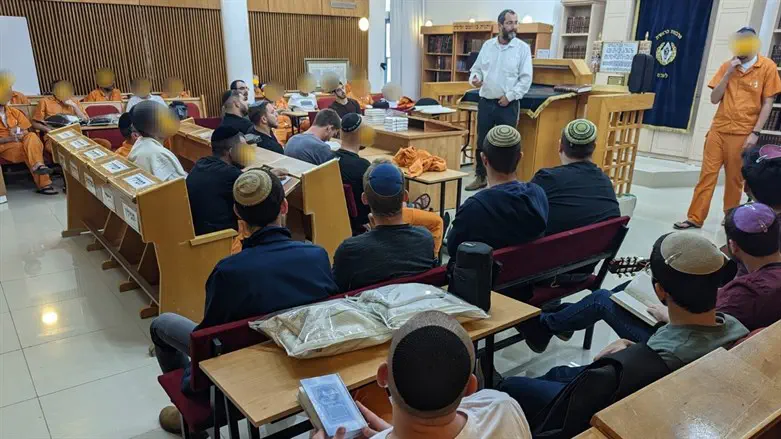 הרב גדי שלוין ותלמידי ישיבת הכותל בכלא צלמון