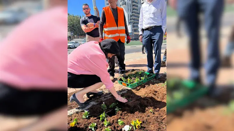 עליזה בלוך בנטיעות
