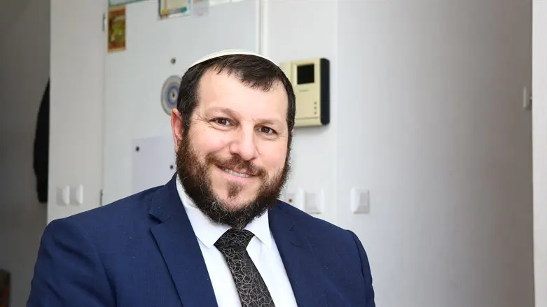 העבודה באיגוד רבני קהילות חשפה אותו לציבור המסורתי. הרב עמיחי אליהו