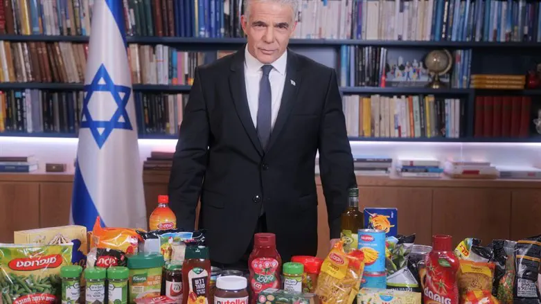 לפיד עם חלק מהמוצרים